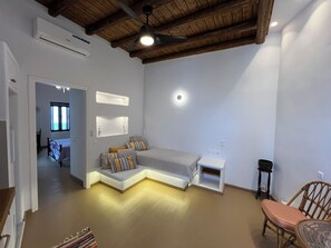 Signature-Apartment, Klimaanlage, Meerblick | Wohnbereich