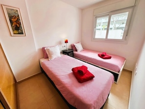 3 bedrooms, iron/ironing board, WiFi, bed sheets