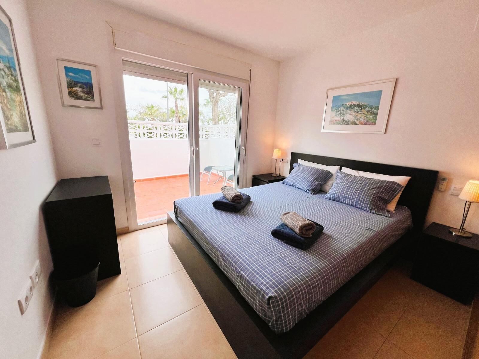 3 slaapkamers, een strijkplank/strijkijzer, wifi, beddengoed