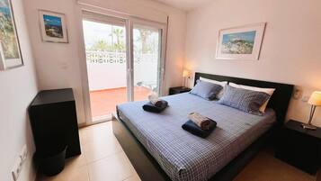 3 slaapkamers, een strijkplank/strijkijzer, wifi, beddengoed