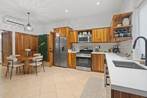 Kjøleskap, mikrobølgeovn, ovn og kokeplater