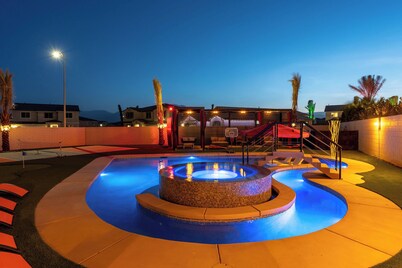 9 Bedroom/Sleeps 21/Pickleball/Theater