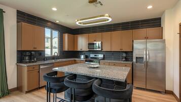 Fridge, microwave, stovetop, dishwasher