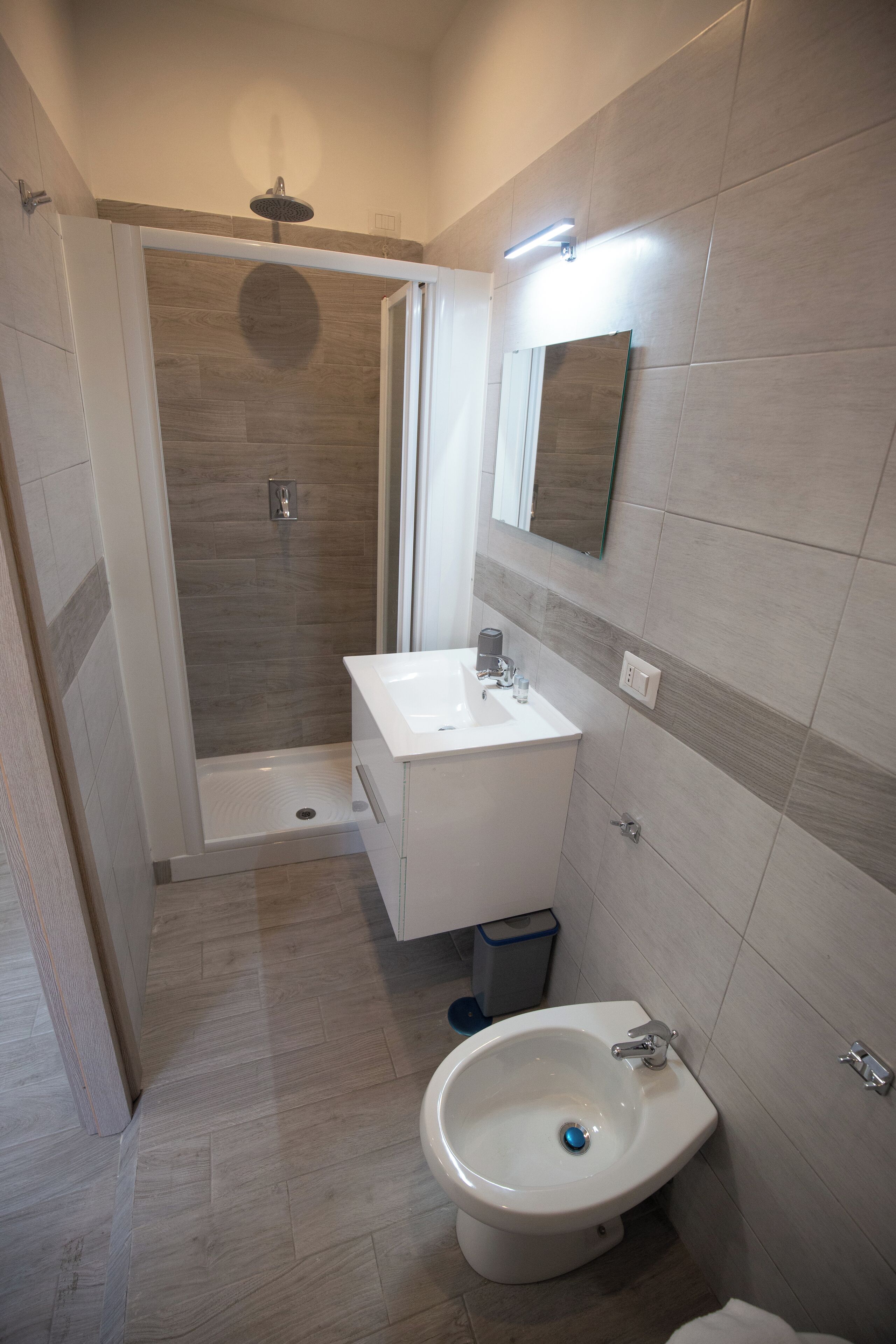 Une salle de bain moderne équipée d’une douche, d’un lavabo et d’un bidet.
