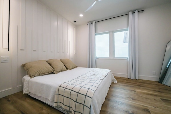 5 habitaciones, tabla de planchar con plancha y cuna de viaje