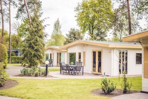 Bungalow | Outdoor dining - Fully Equipped Bungalow for 6 in Voorthuizen (Voorthuizen)