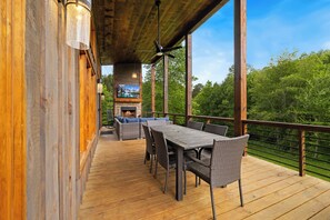 Outdoor dining - Blue Mountain Cove | Mountain Modern Fun (Morganton)