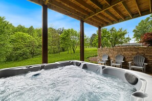 Outdoor spa tub - Blue Mountain Cove | Mountain Modern Fun (Morganton)