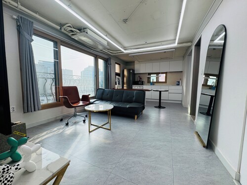 칠Seongsu Station Jungnangcheon Cherry Blossom Road Han River airport bus