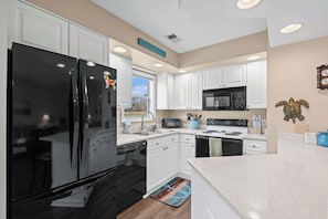 Refrigerador, microondas, horno, placa de cocina
