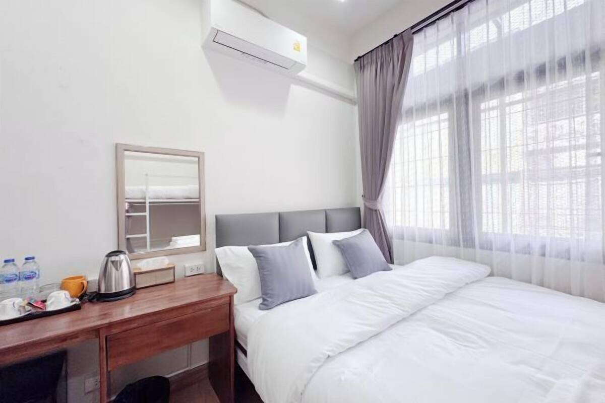 Soundproofing, free WiFi, bed sheets