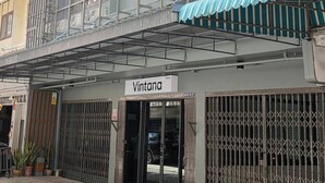 Un edificio con un letrero que dice "Vintana" sobre la entrada.