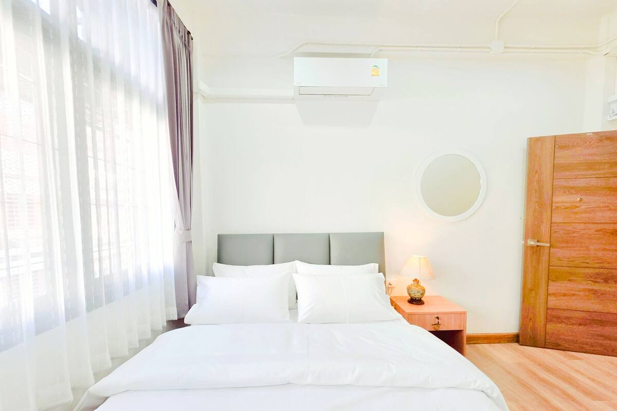 Double Room, 1 Queen Bed, Non Smoking, Shared Bathroom | Soundproofing, free WiFi, bed sheets