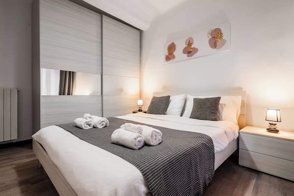 2 soverom, skrivebord, strykejern/-brett og reiseseng for barn