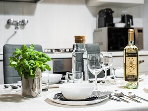 Kylskåp, mikrovågsugn, ugn och spishäll