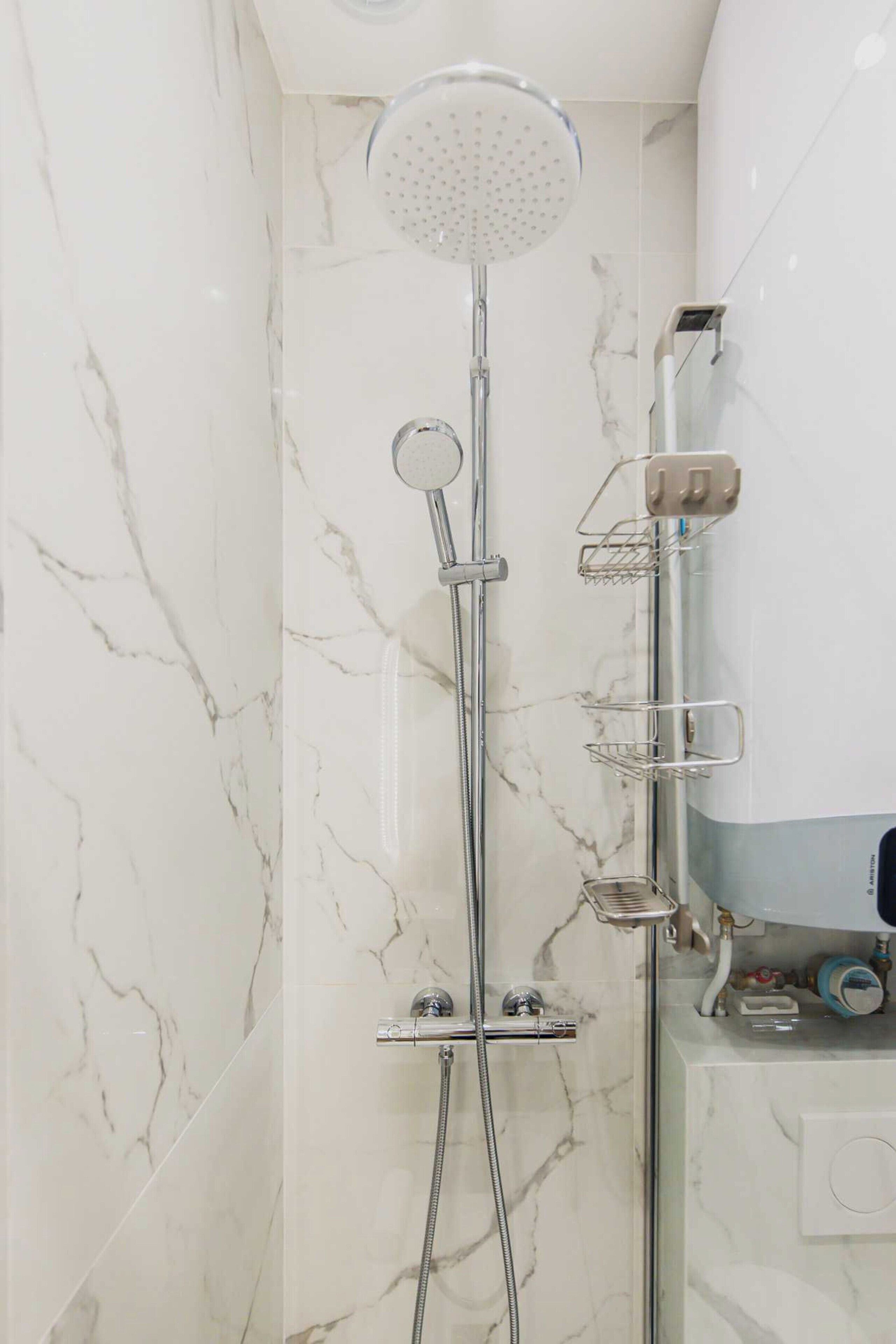 Un baño con ducha, inodoro y lavamanos.