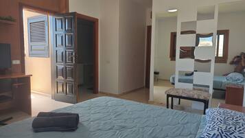 7 Schlafzimmer, BĂŒgeleisen/BĂŒgelbrett, WLAN, BettwĂ€sche