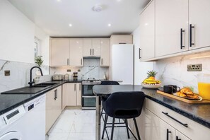 Réfrigérateur, un four, surface de cuisson, lave-vaisselle
