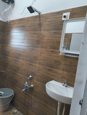 Douche, sèche-cheveux, serviettes fournies, savon