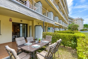 Balcony - Cozy Apartment With Furniture (Roses)