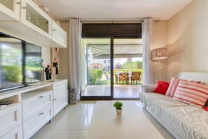 Living room - Cozy Apartment With Furniture (Roses)