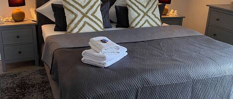 2 chambres, fer et planche à repasser, Wi-Fi, draps fournis