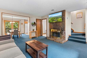 TV, offices - Spacious Escape, Sleeps 8・Pool・BBQ Grill・Firepit (Pigeon Forge)