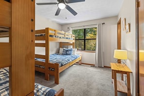 2 bedrooms, iron/ironing board, WiFi, bed sheets - Near Dollywood・Pet Friendly・Sleeps 8・Pool・Grill (Pigeon Forge)