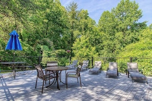 Outdoor dining - Near Dollywood・Pet Friendly・Sleeps 8・Pool・Grill (Pigeon Forge)