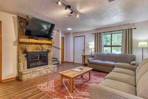 TV, offices - Prime Location ・Pet Friendly・Pool・Grill・Sleeps 8 (Pigeon Forge)