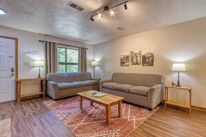 TV, offices - Prime Location・Pet Friendly・Pool・Grill・Sleeps 8 (Pigeon Forge)