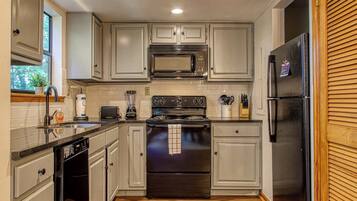 Fridge, microwave, stovetop, dishwasher