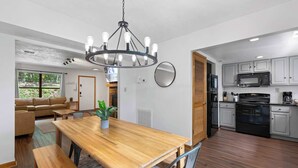 Una cocina moderna con microondas, estufa y refrigerador negro.