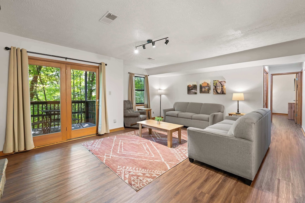 Stylish Dollywood Retreat, Sleeps 8・Pool + Firepit