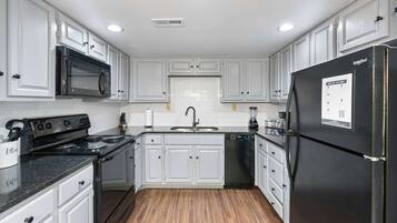 Réfrigérateur, micro-ondes, plaque de cuisson, lave-vaisselle