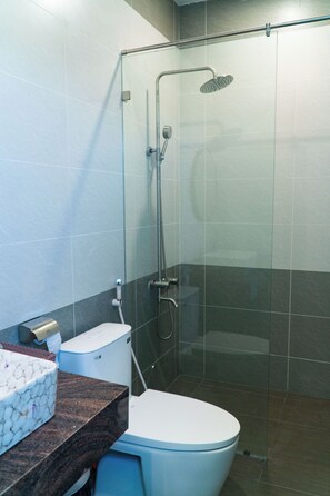 Chambre Luxe | Salle de bain | Articles de toilette gratuits, sèche-cheveux, serviettes fournies, savon