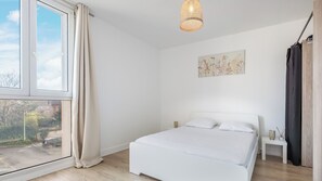 2 habitaciones, tabla de planchar con plancha, cuna de viaje y wifi 