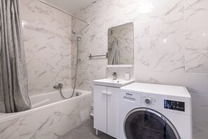 Sèche-cheveux, serviettes fournies, savon, papier toilette