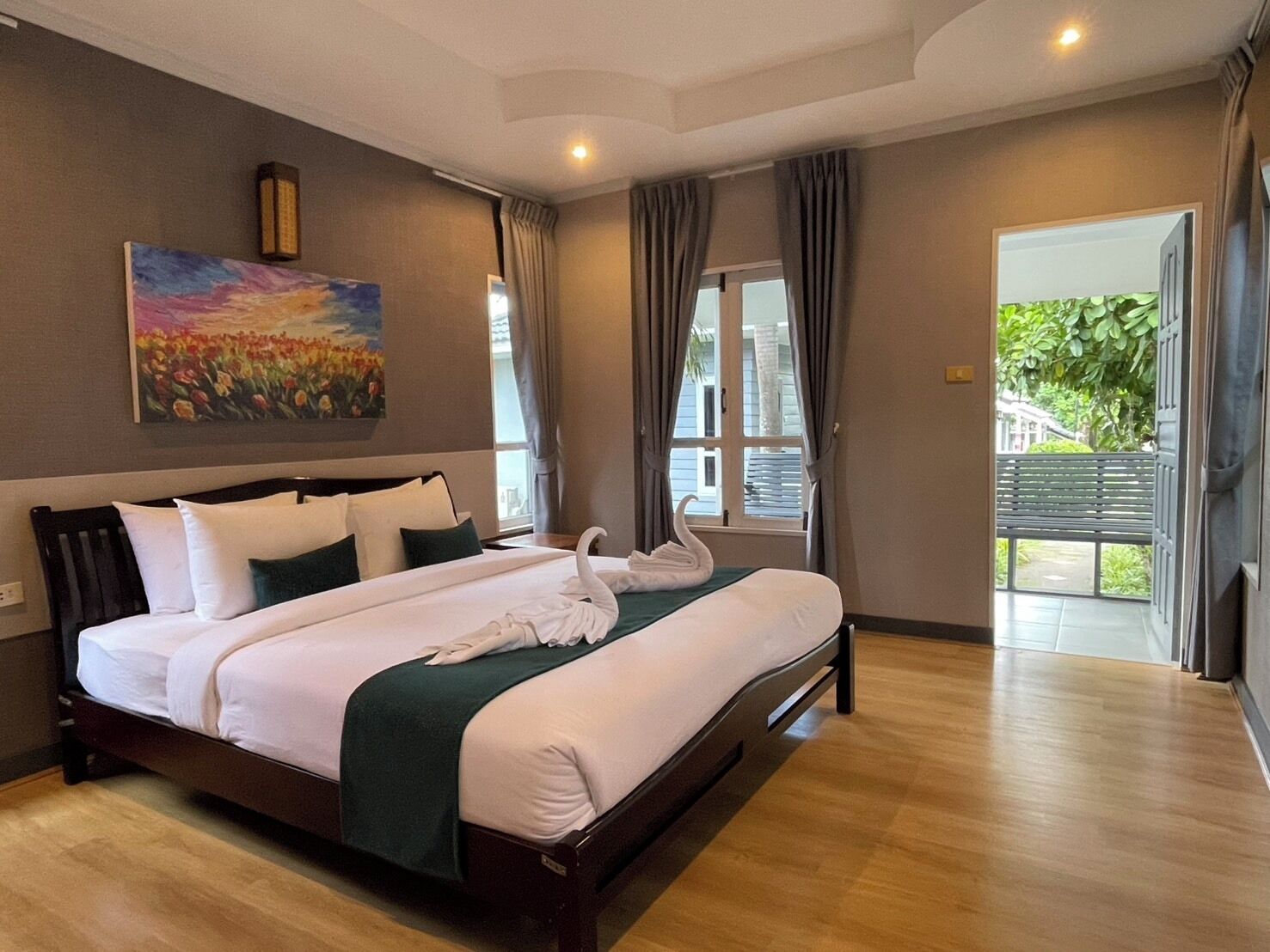 Deluxe Suite, Garden View | Desk, soundproofing, WiFi (free)