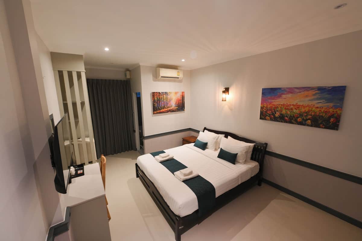 Deluxe Double Room, Garden View | 1 bedroom, desk, free WiFi