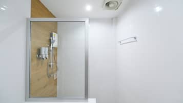 Een douche, een haardroger, handdoeken, zeep