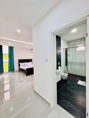 Dusche, Whirlpool, Haartrockner, Bidet