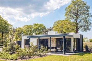 Bungalow | Exterior - Spacious Villa in Voorthuizen by Nature (Voorthuizen)