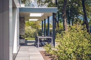 Bungalow | Balcony - Spacious Villa in Voorthuizen by Nature (Voorthuizen)