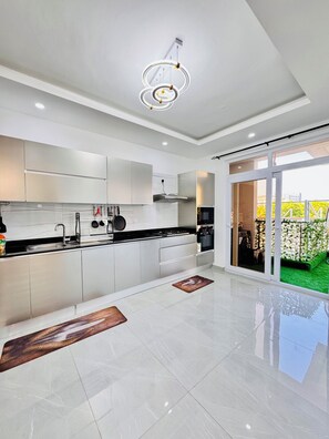 Micro-ondes, four, plaque de cuisson, lave-vaisselle