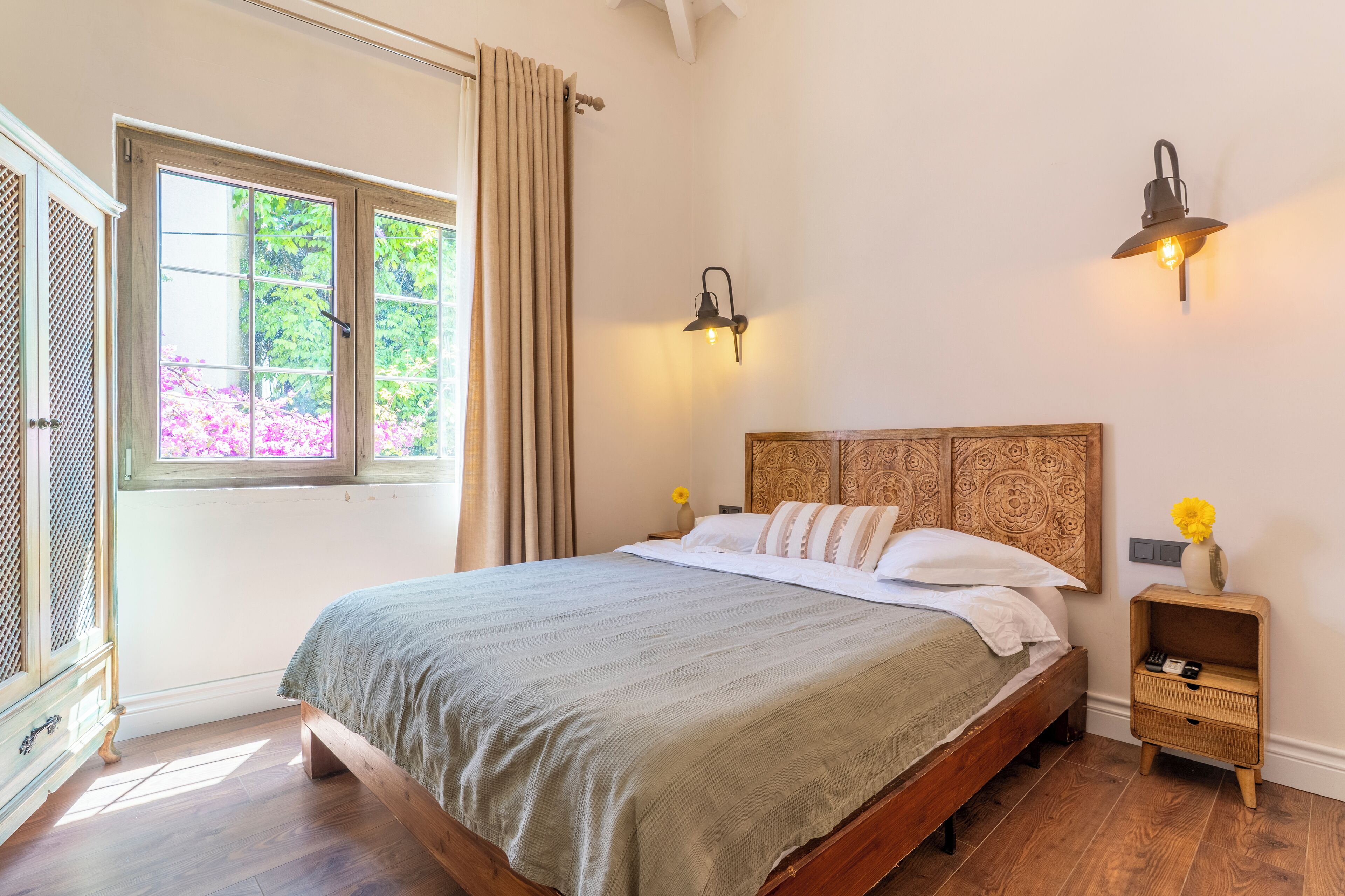 Comfort kamer, uitzicht op tuin | Een bureau, geluiddichte muren, een strijkplank/strijkijzer, gratis wifi