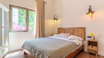 Comfort kamer, uitzicht op tuin | Een bureau, geluiddichte muren, een strijkplank/strijkijzer, gratis wifi