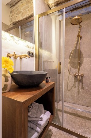 Habitación Confort, vistas al jardín | Baño | Ducha, secador de pelo, zapatillas y toallas