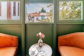 Deluxe kamer | Een bureau, geluiddichte muren, een strijkplank/strijkijzer, gratis wifi