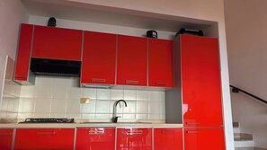 Coffee/tea maker, fridge, oven, stovetop